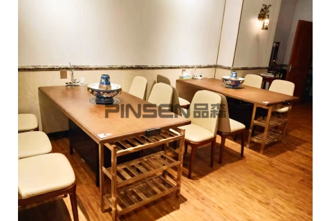 選擇無煙火鍋桌椅廠家定制餐桌椅有什么好處呢？